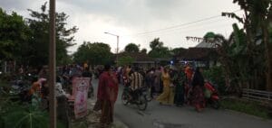 Siswa-Siswi MI Darul Ulum Berbagi Ta’jil  Untuk Warga Sekitar